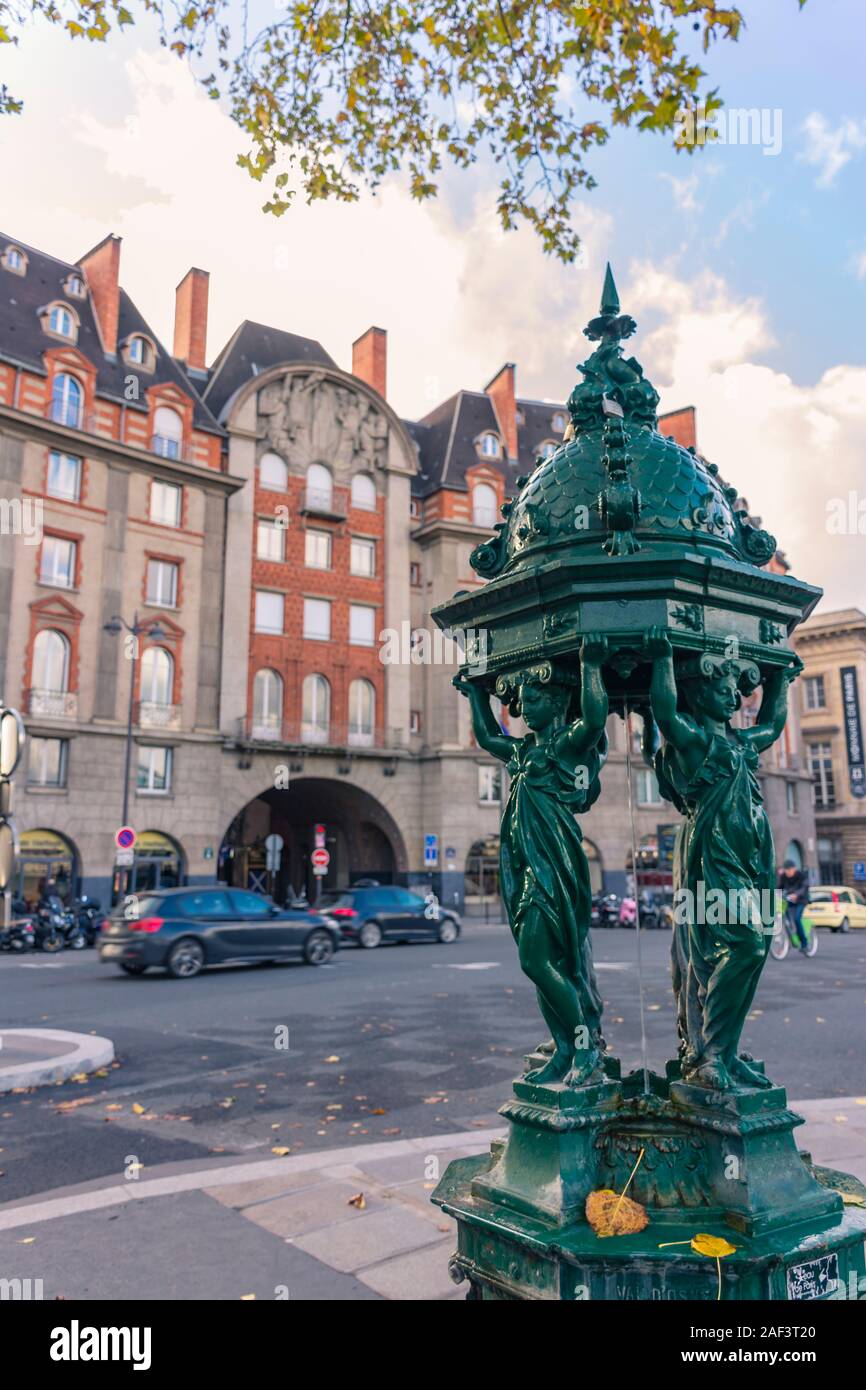 Paris, Frankreich - 7 November, 2019: Art Deco Gebäude mit unteren Passage auf Nevers Straße. Eine der Wallace Quellen in Paris, im Jahr 1872 finanziert. D Stockfoto