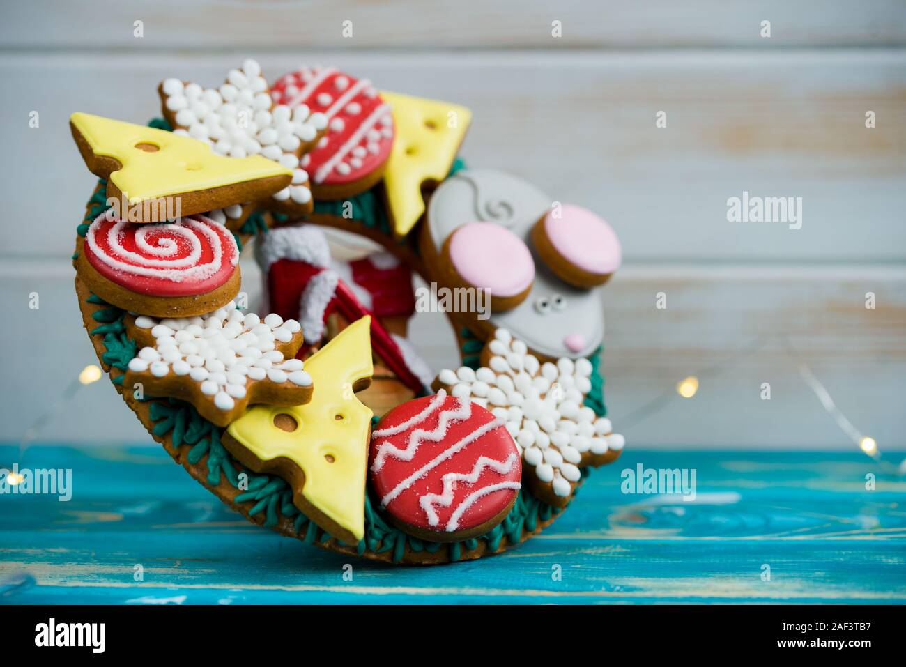 Schöne und leckere Lebkuchen mit Stücken von Käse, Maus, Kugeln für den ...