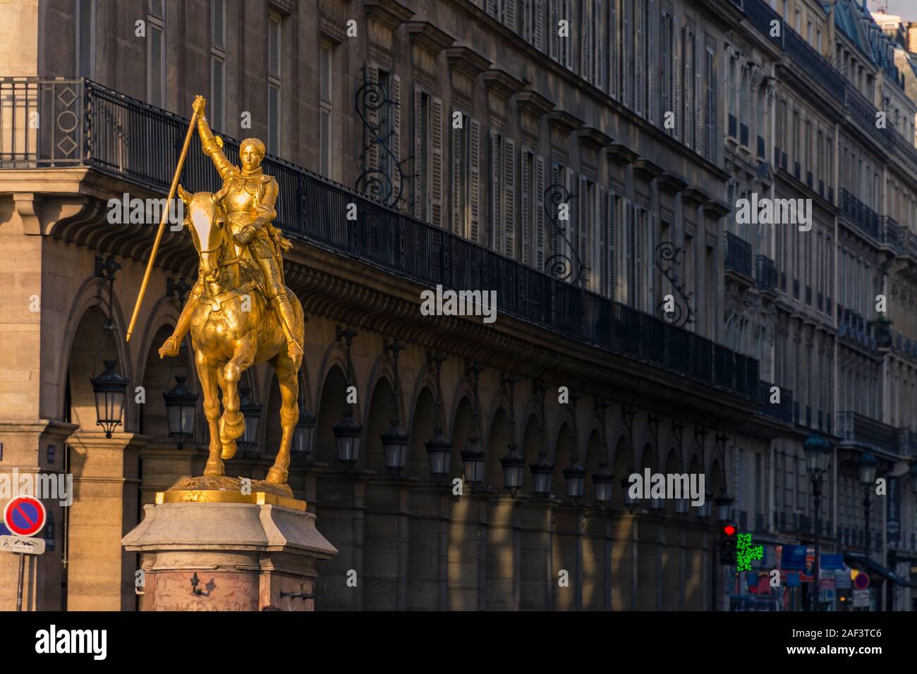 Paris, Frankreich - 7 November 2019: Statue von Jeanne d'Arc von Emmanuel Fremiet im Jahre 1874, auf dem Platz der Pyramiden Stockfoto