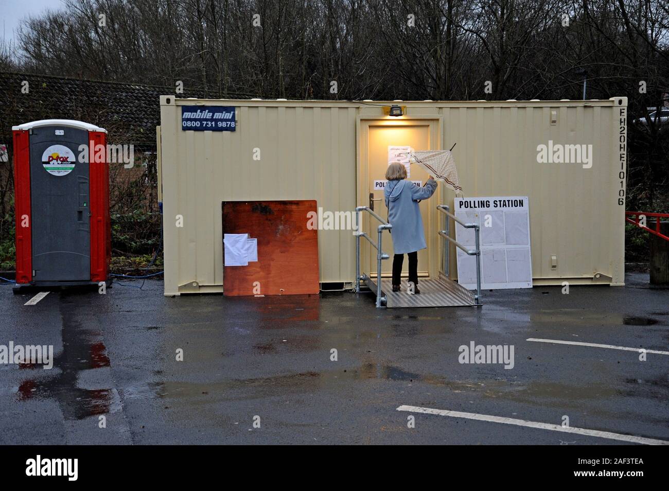 Halesowen, Black Country, Großbritannien. 12. Dezember 2019. Die Wähler in Halesowen durch starken Regen in einem Wahllokal in einem Fisch und Chip Shop car park zu stimmen. G.P Essex/Alamy leben Nachrichten Stockfoto