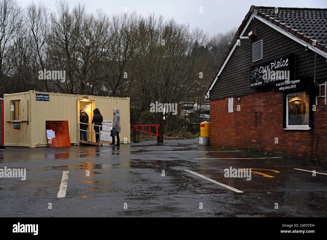 Halesowen, Black Country, Großbritannien. 12. Dezember 2019. Die Wähler in Halesowen durch starken Regen in einem Wahllokal in einem Fisch und Chip Shop car park zu stimmen. G.P Essex/Alamy leben Nachrichten Stockfoto