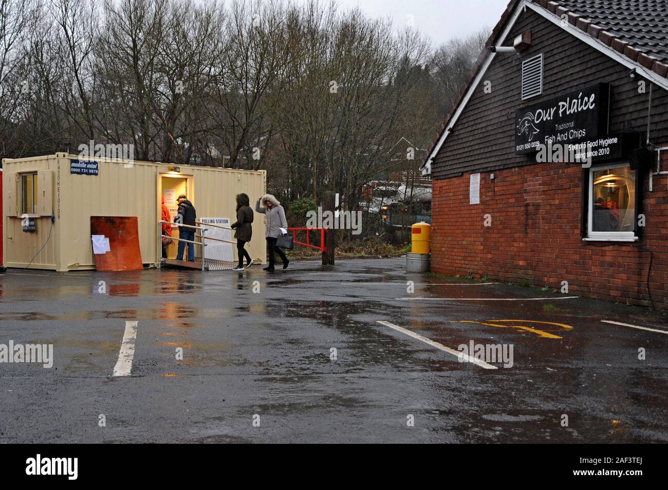 Halesowen, Black Country, Großbritannien. 12. Dezember 2019. Die Wähler in Halesowen durch starken Regen in einem Wahllokal in einem Fisch und Chip Shop car park zu stimmen. G.P Essex/Alamy leben Nachrichten Stockfoto