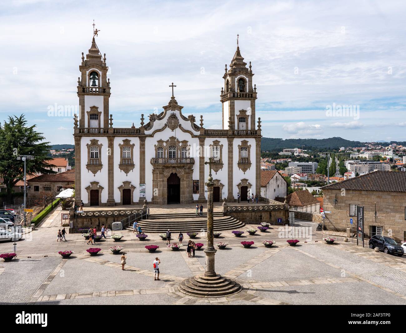 Viseu, Portugal - 19 August 2019: Hauptplatz in der Altstadt von Viseu mit der Misericordia Kirche und steinernen Kreuz Stockfoto