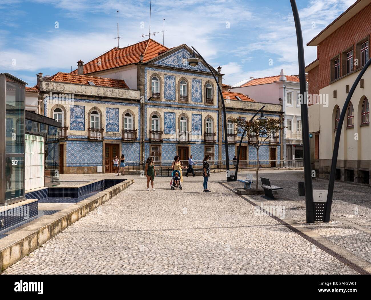 Aveiro, Portugal - 19 August 2019: Keramische Fliesen oder Azulejo Kacheln auf Casa de Santa Zita in Aveiro Stockfoto