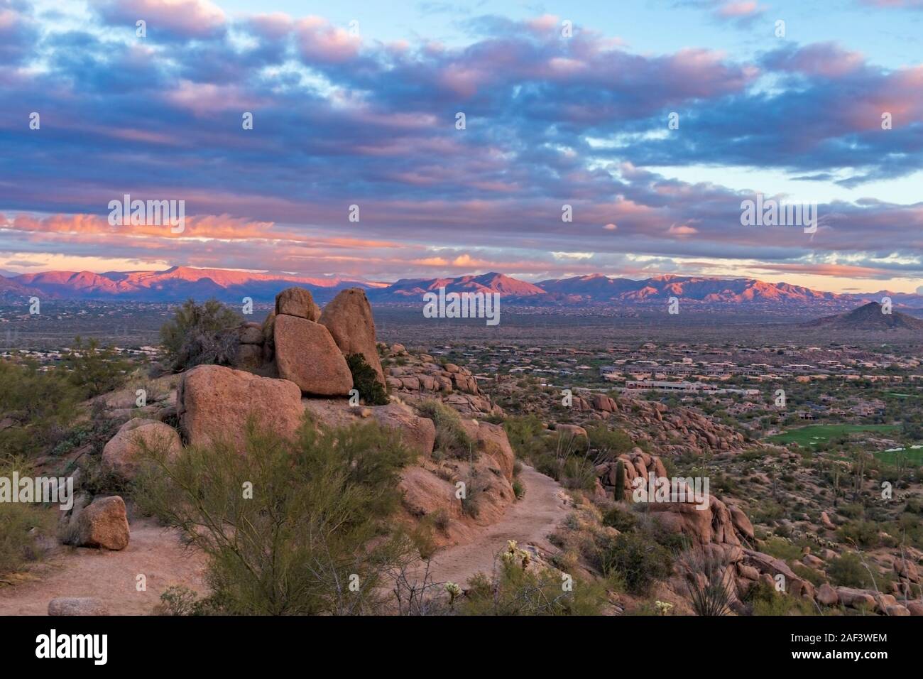 Am frühen Morgen Wolken auf Pinnacle Peak Wanderweg und der Park in North Scottsdale, Arizona. Stockfoto
