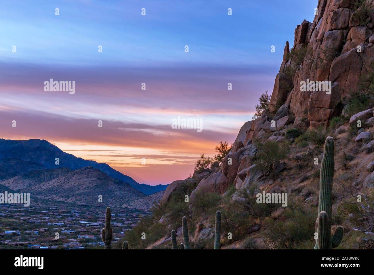 Am frühen Morgen Sonnenaufgang Blick von Pinnacle Peak Wanderweg und der Park in North Scottsdale, Arizona. Stockfoto