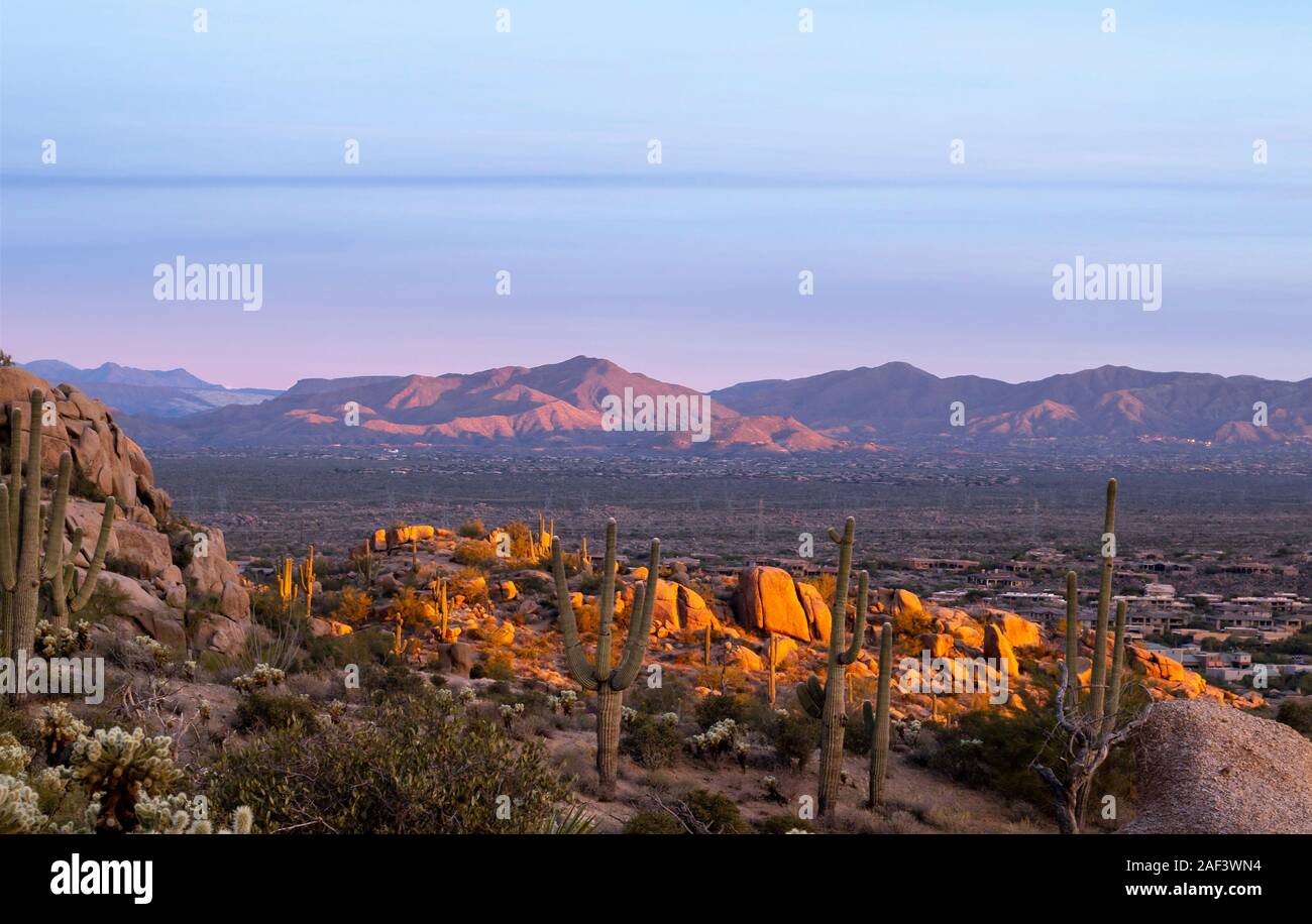 Am frühen Morgen Sonnenaufgang Blick von Pinnacle Peak Wanderweg und der Park in North Scottsdale, Arizona. Stockfoto