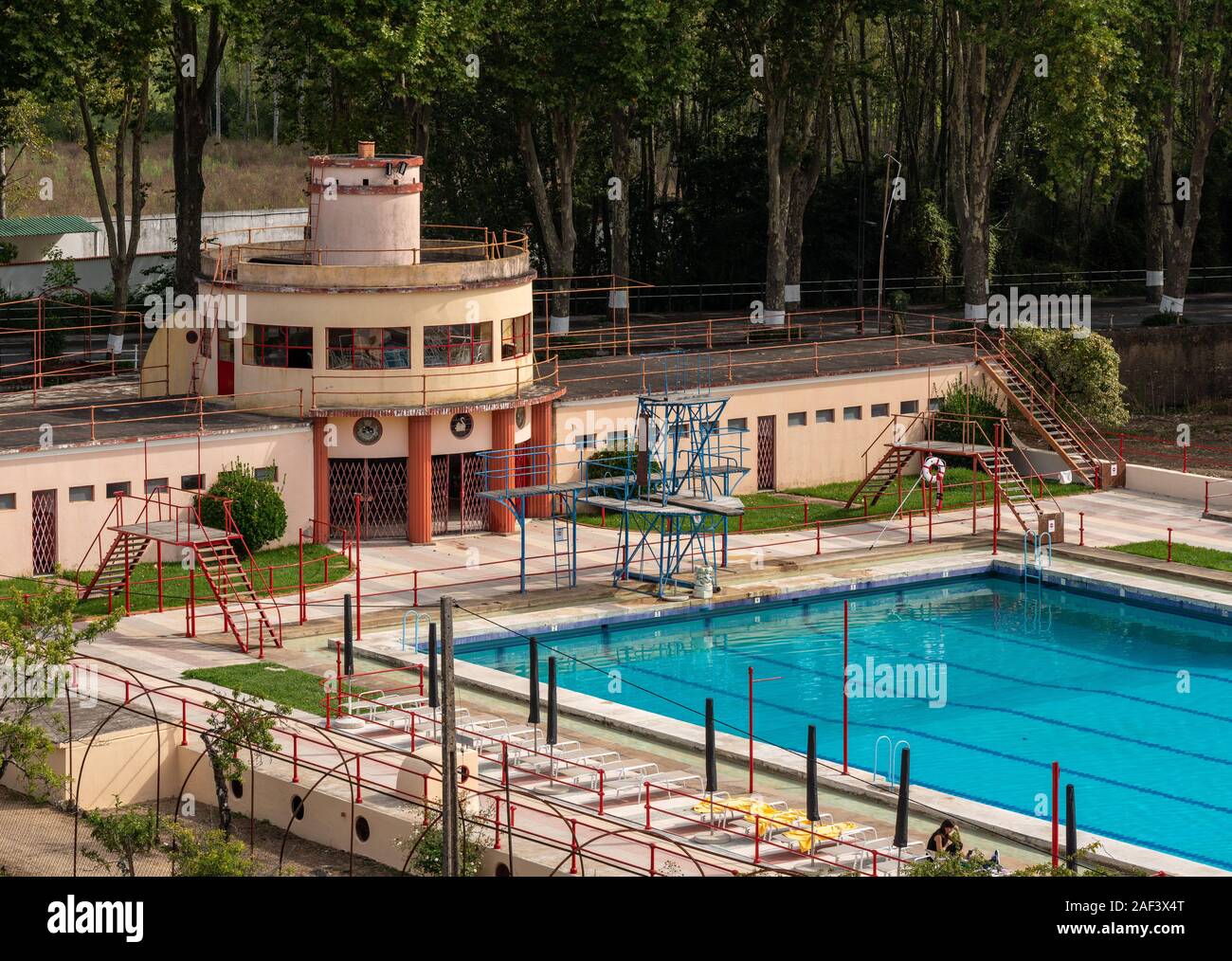 Anadia, Portugal - 19 August 2019: Olympisches Schwimmbad auf dem Gelände des historischen Curia Palace Hotel Stockfoto