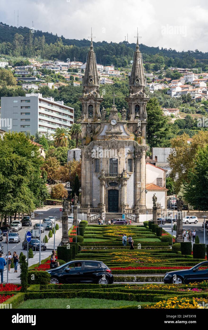 Guimaraes, Portugal - 18 August 2019: Blick auf die Gärten von Largo republica do Brasil in Guimaraes Stockfoto