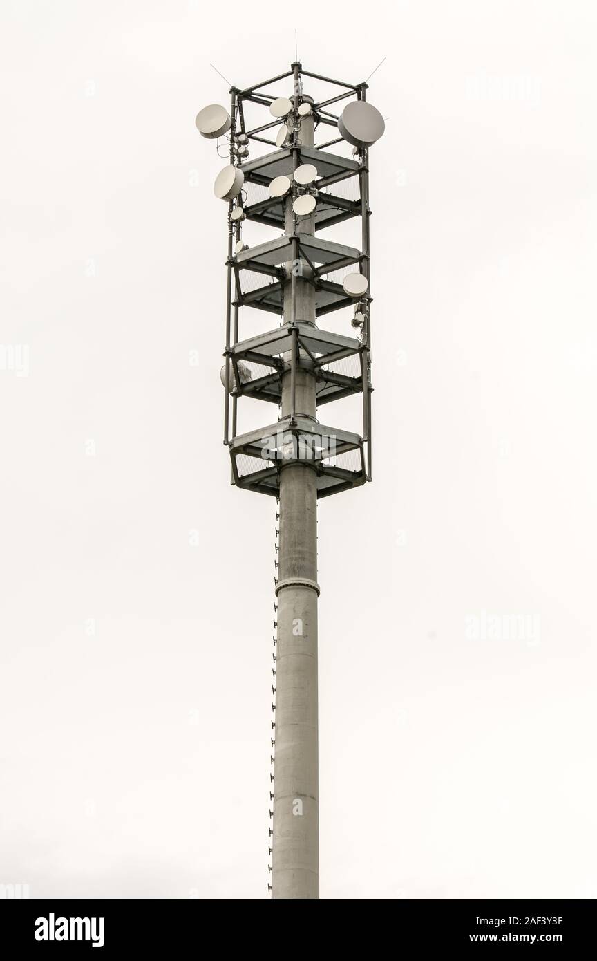 Radio Tower für den Ausbau des schnellen Internet und Verbesserung der Rezeption von mobilen Netzen Stockfoto