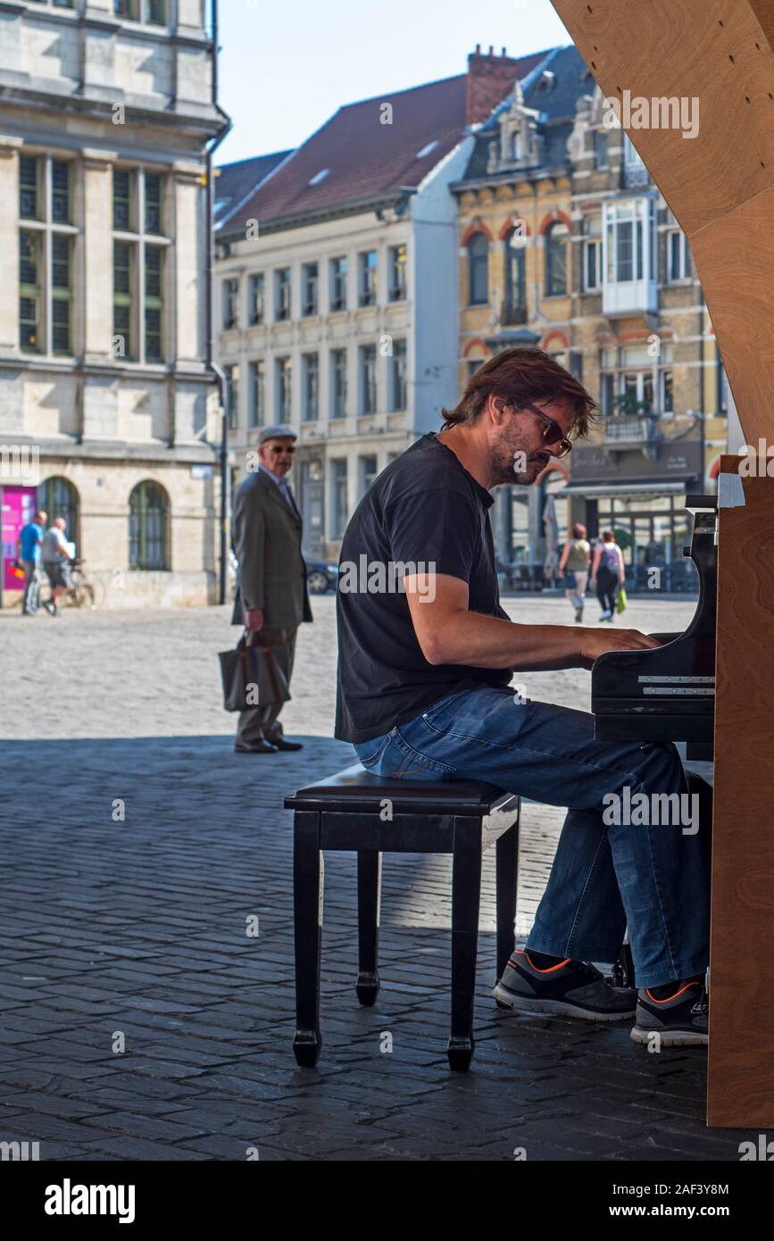 Fußgängerzone/amateur Pianist, der Musik auf die öffentliche Straße piano unter Gentse Stadshal/Gent Halle in der Stadt Gent, Flandern, Belgien Stockfoto