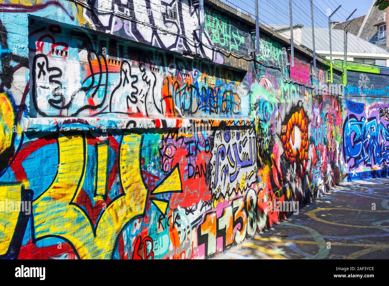 Farbenfrohe Spray - kann Kunst in der Gasse Werregarenstraatje, Graffiti Toleranz Zone in der Stadt Gent/Gent, Flandern, Belgien Stockfoto