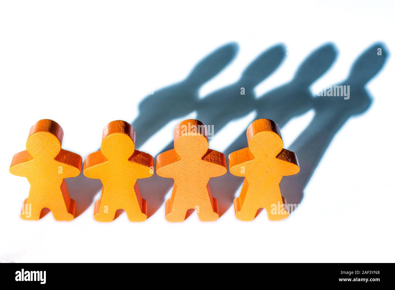 Hintergrund einer Menschenkette von Holzfiguren auf den Zusammenhalt Stockfoto