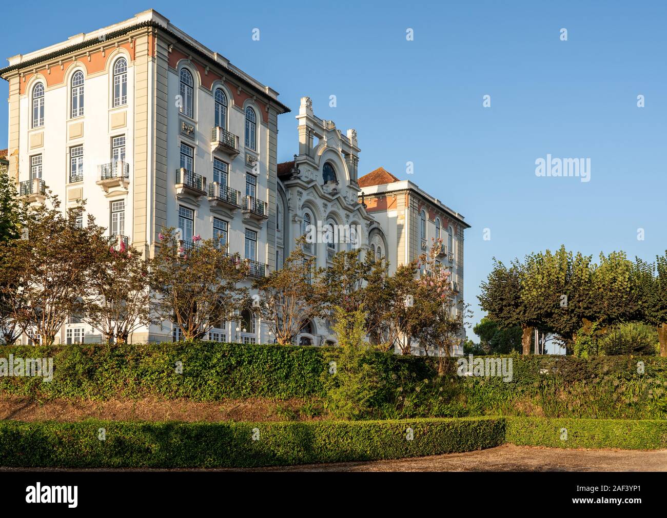 Anadia, Portugal - 20 August 2019: kunstvolle Gärten auf dem Gelände der historischen Curia Palace Hotel Stockfoto