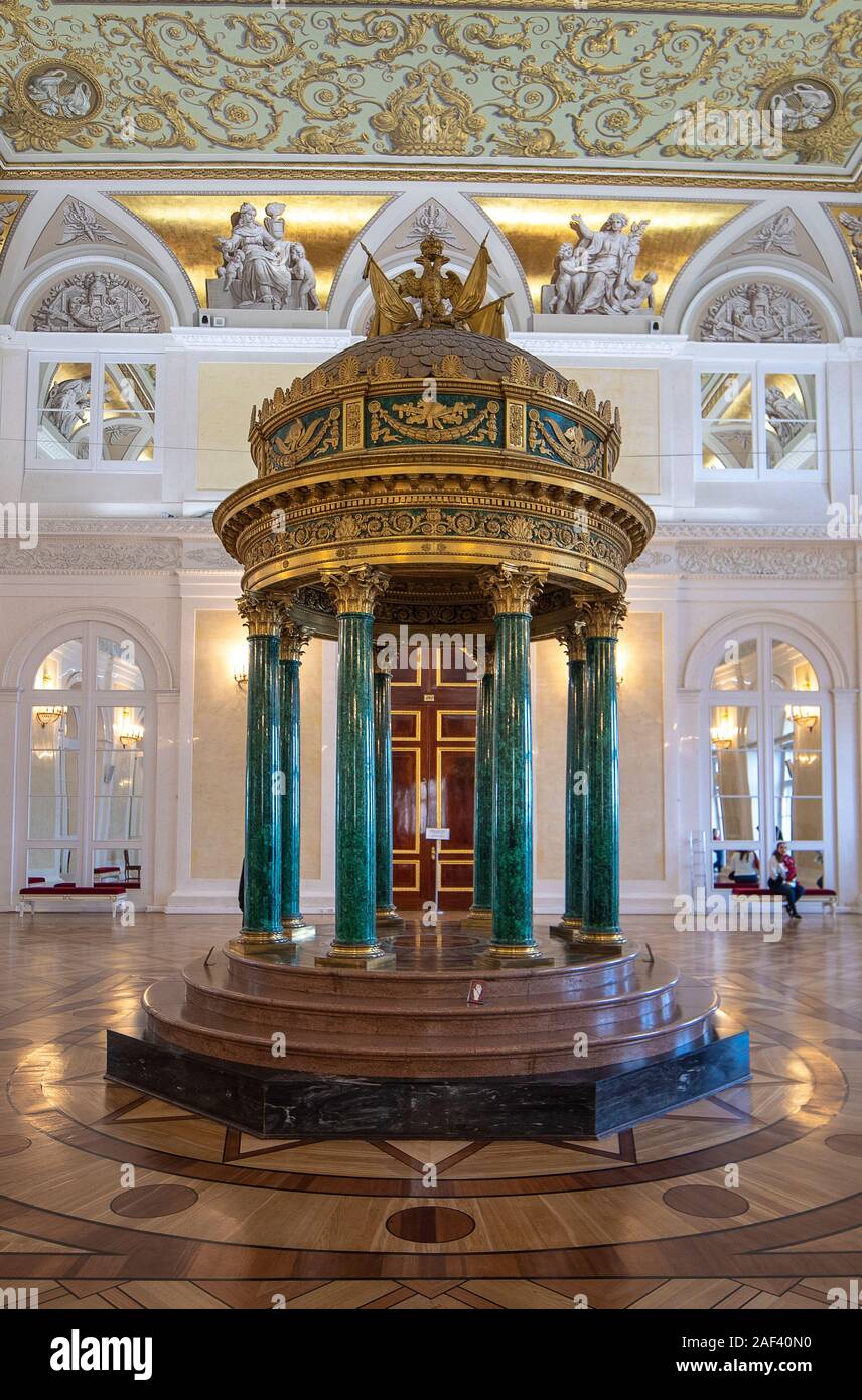 Im Inneren des Hermitage Staatliche Russische Museum. Tolles Zimmer, Mauern, Statuen und Decke mit barocken Verzierungen, Sankt Petersburg Russland Stockfoto