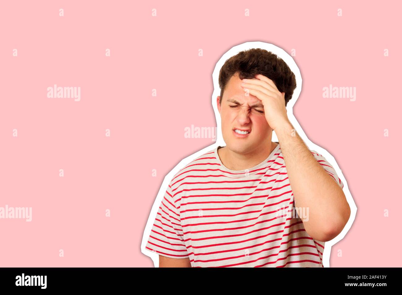 Müde unglücklichen Mann die Hand auf die Stirn, und leidet unter Kopfschmerzen, weil der riesige Druck am Arbeitsplatz. emotionale Mann auf weißem Hintergrund Stockfoto
