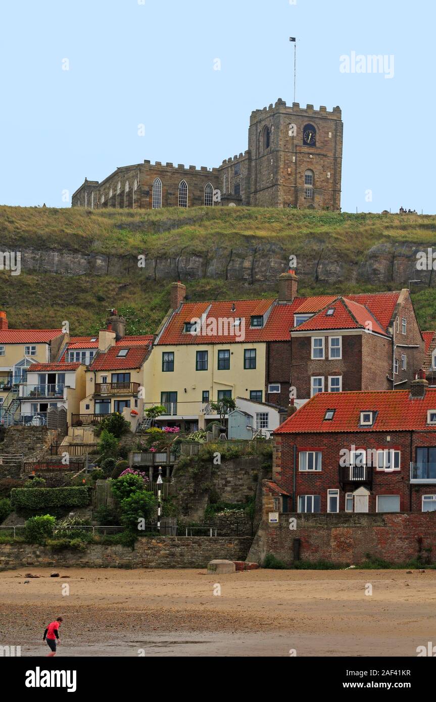 Tate Hill Beach, East Cliff, und die Gemeinde Kirche aus dem Fluss Esk, Whitby. Stockfoto