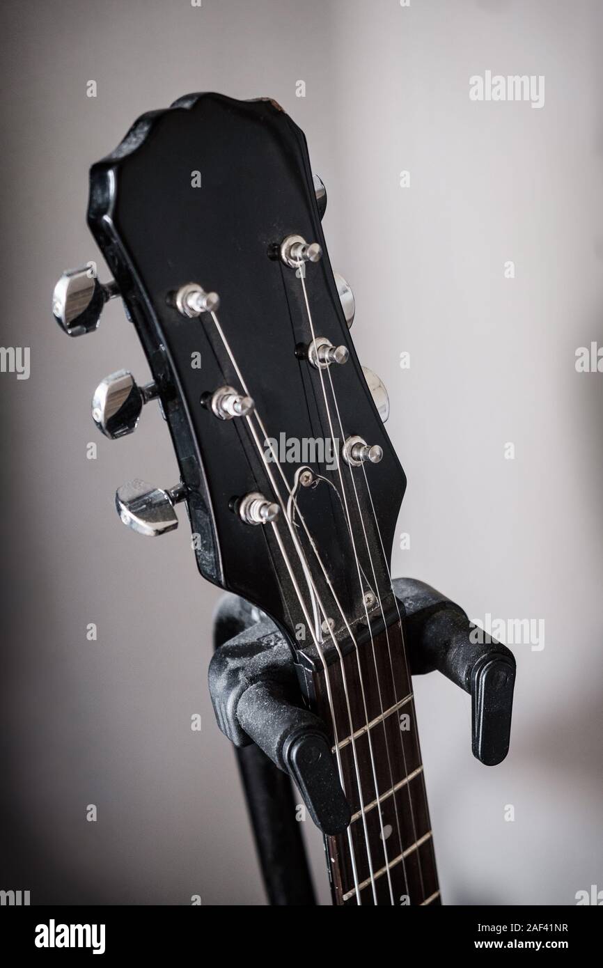Gitarrenhalter Kopfplatte oder peghead Vertikale Stockfoto