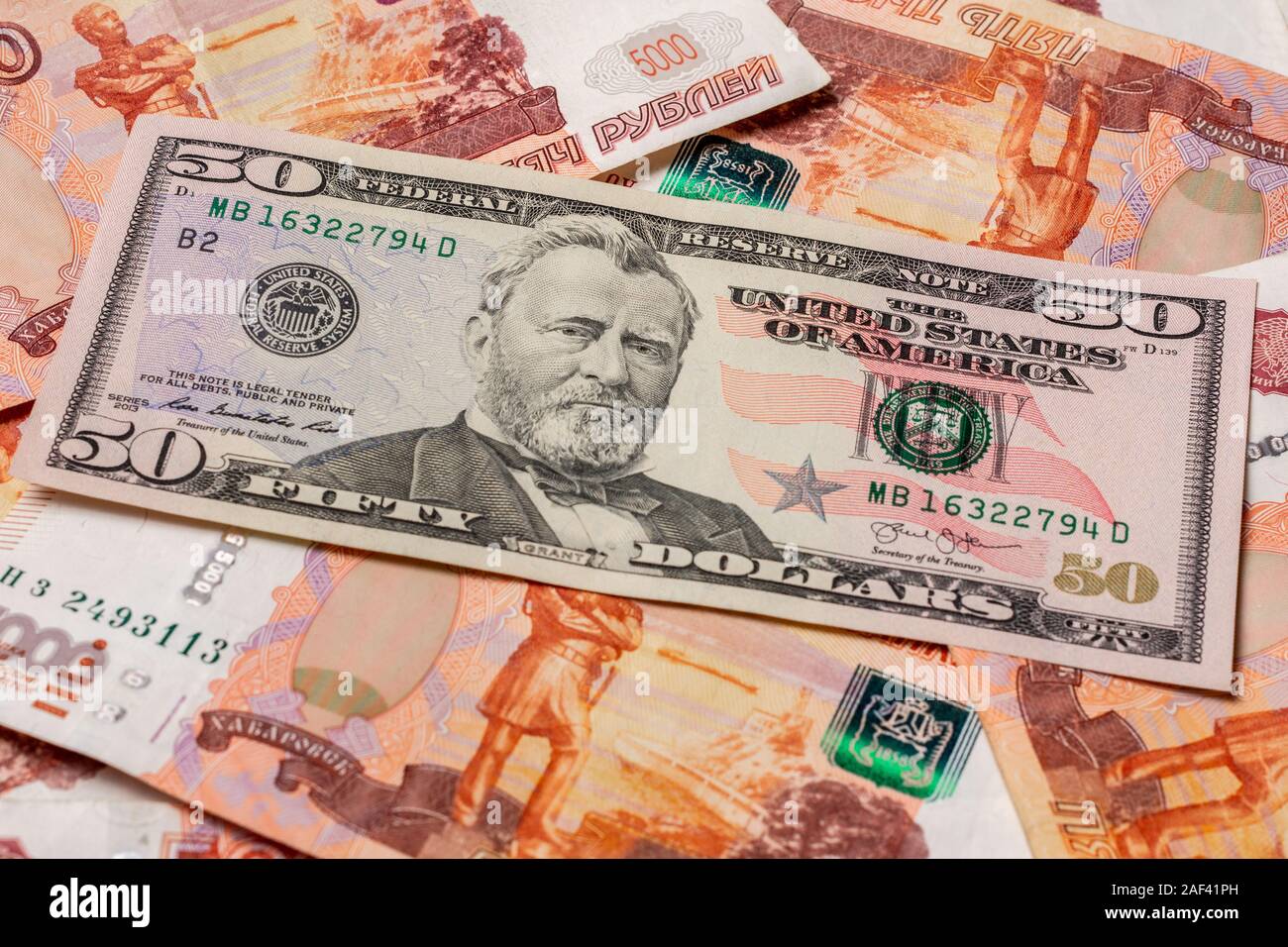 50 Dollar auf dem Hintergrund der Russischen notes in Höhe von 5000 Rubel Stockfoto