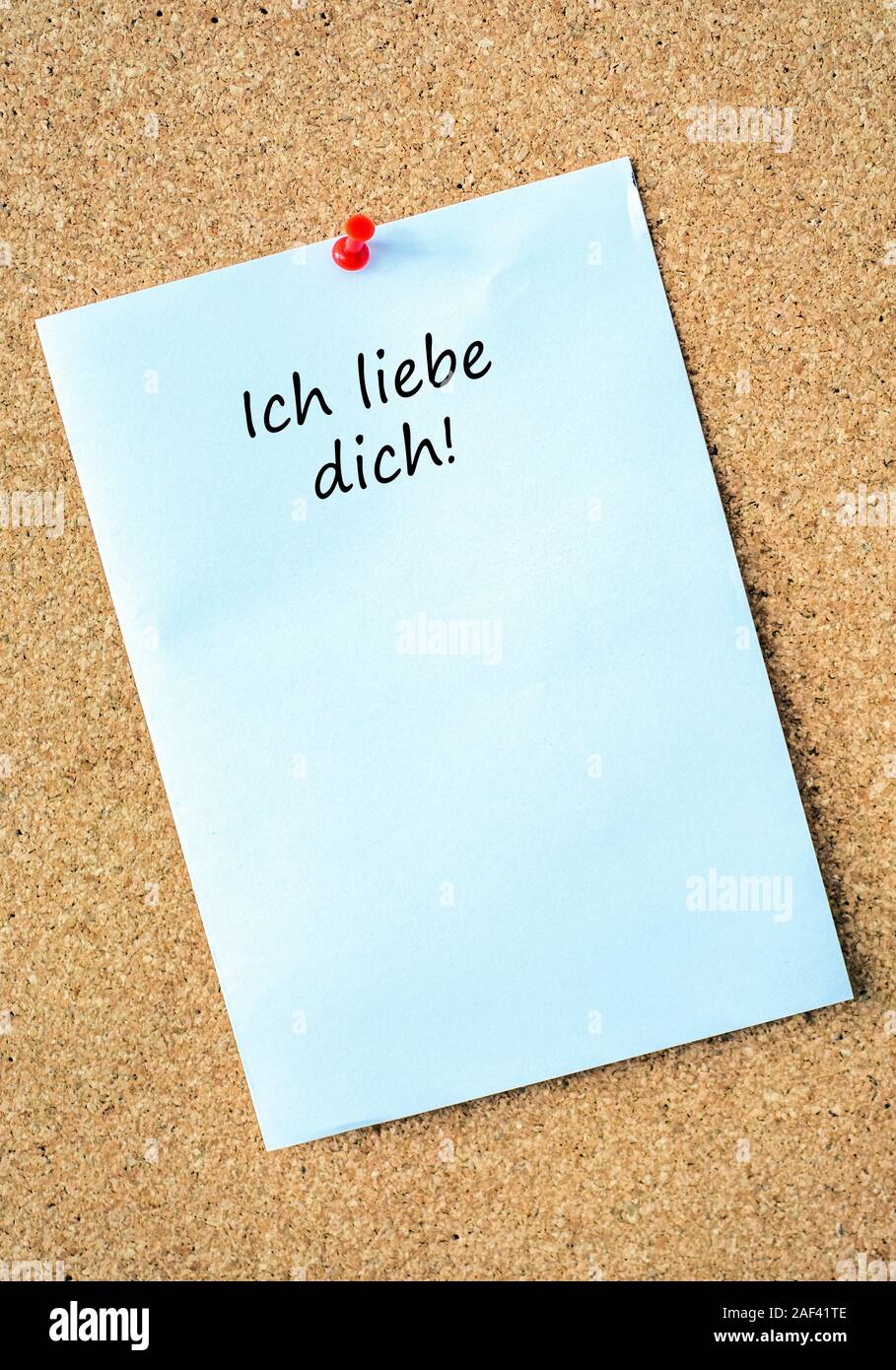 Große weiße Hinweis auf eine Pinnwand mit der deutschen Worte "Ich liebe Dich" als eine Nachricht von der Partner Stockfoto