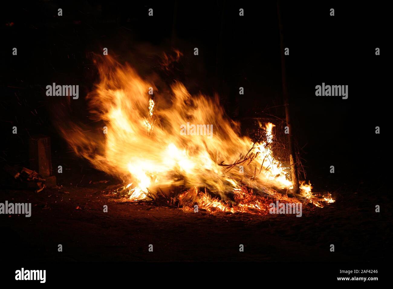 Feuer am Strand, Minori an der Amalfiküste, während der Feierlichkeiten für Santa Trofimena Stockfoto
