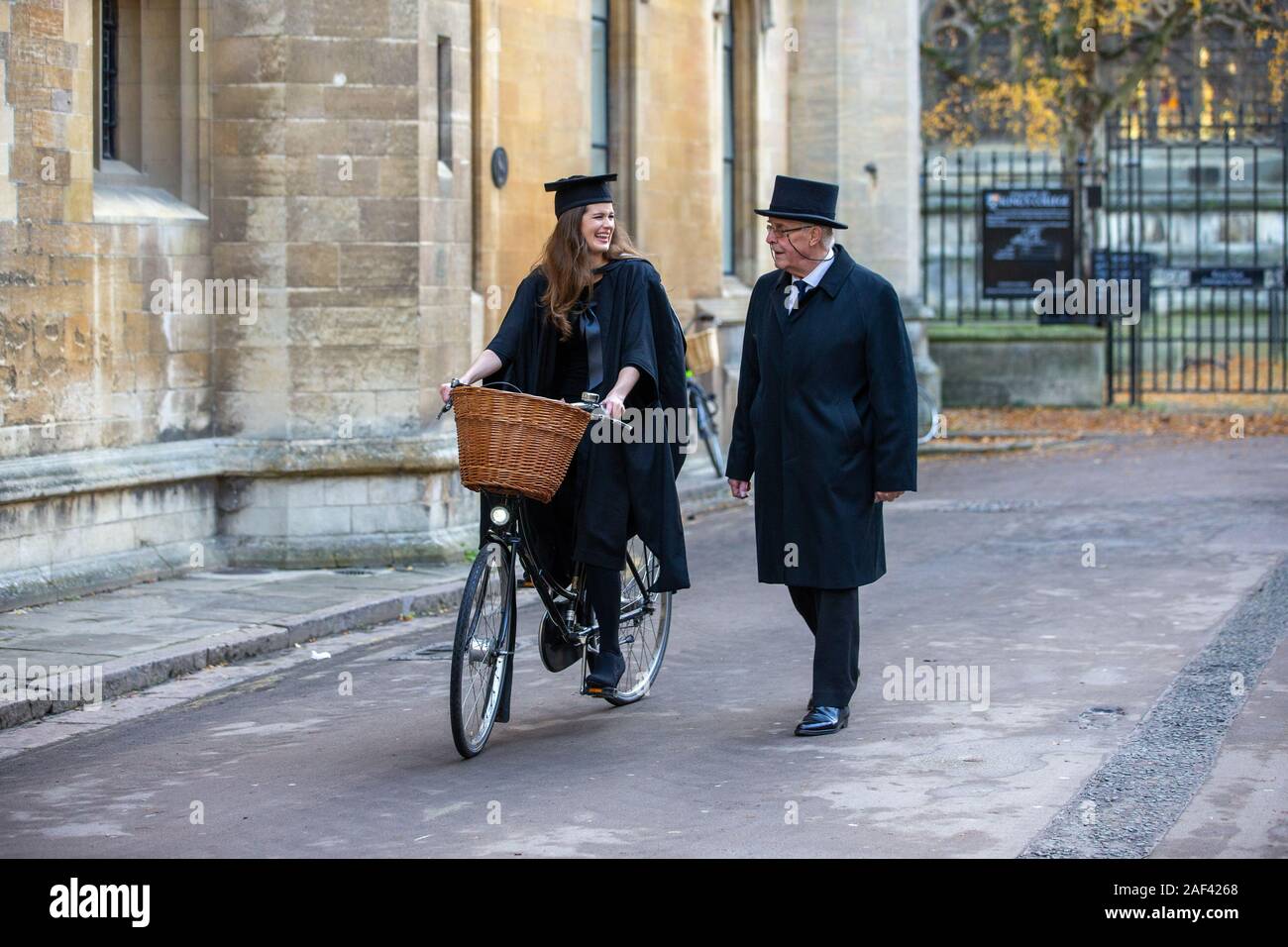 Bild vom November 29 zeigt Carina Tyrrell, eine ehemalige Miss World Finalist mit einer Universität Proctor. Heute (Nov. 30) Carina graduiert mit einem Master an der Cambridge University. Ein hübscher Arzt und ehemalige Miss World Finalist hat von der Cambridge Universität mit einem Master in Public Health graduierte. Carina Tyrrell, der von der renommierten Universität Cambridge mit einem Abschluss in Medizin vor drei Jahren graduiert und wer wird ein Richter am Miss World, nächsten Monat, hat einen MPhil ausgezeichnet worden. Stockfoto