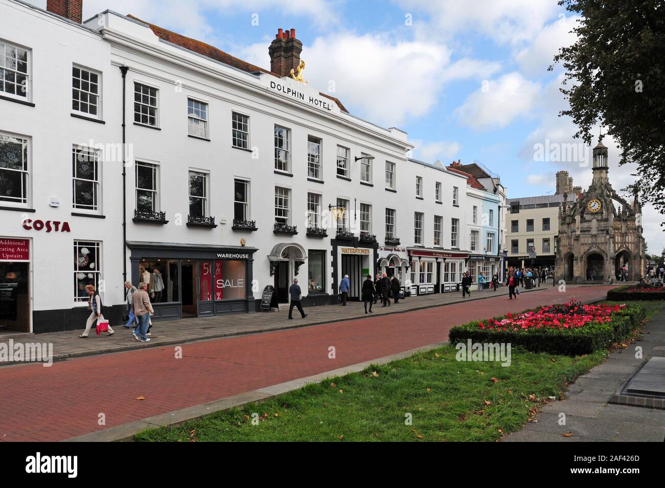 Die alte Dolphin Hotel, (jetzt Geschäfte im erhaltene Gebäude) und Chichester City Market. Stockfoto