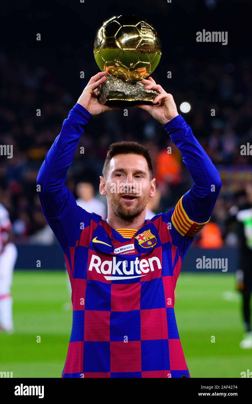 BARCELONA-DEZ 7: Messi hält bis zu seinem sechsten Ballon d'Or vor der La  Liga Match zwischen dem FC Barcelona und RCD Mallorca im Camp Nou o  Stockfotografie - Alamy