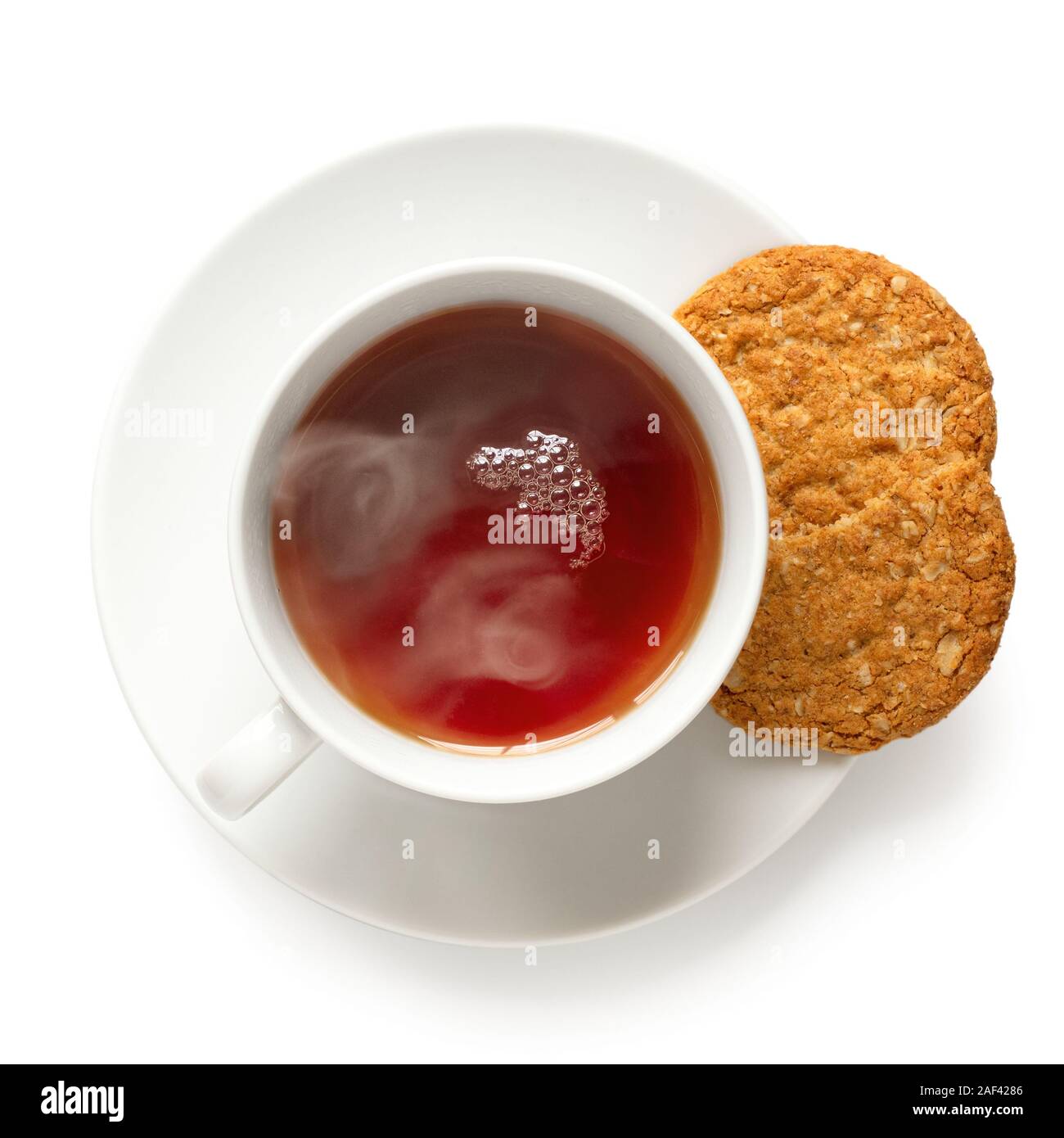 Tasse heißer schwarzer Tee mit Anderthalb knusprig Hafer und Vollkorn Gebäck isoliert auf Weiss. Porzellan weiß. Ansicht von oben. Stockfoto