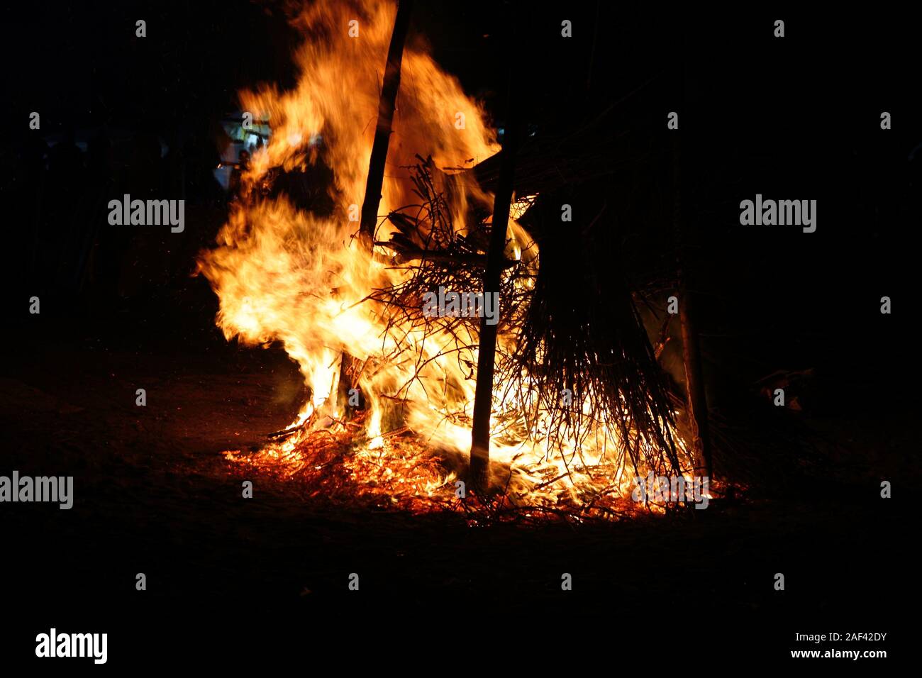 Feuer am Strand, Minori an der Amalfiküste, während der Feierlichkeiten für Santa Trofimena Stockfoto