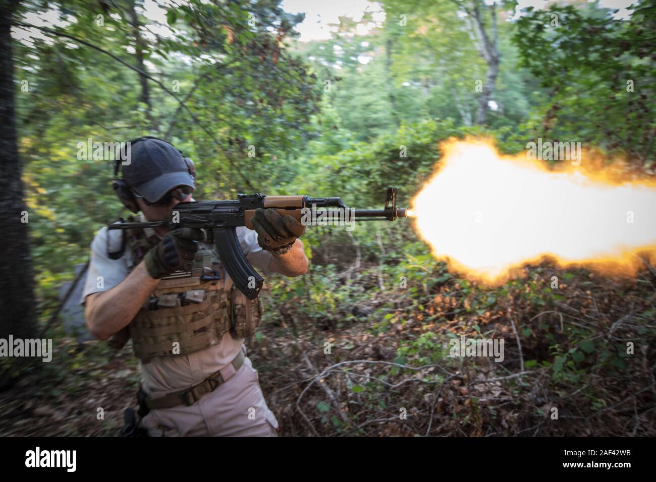 In der militärischen Ausrüstung ein shooting Züge auf ein Gewehr Spektrum im Südosten von Georgia, USA gekleidet. Stockfoto