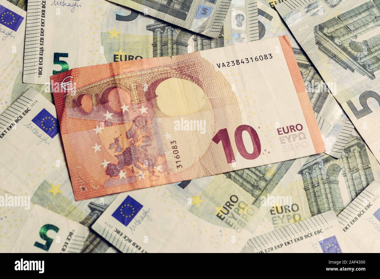 Euro-banknoten, Textur von 5 und 10 Euro, 10 Euro fünf Euro überwiegen. Stockfoto
