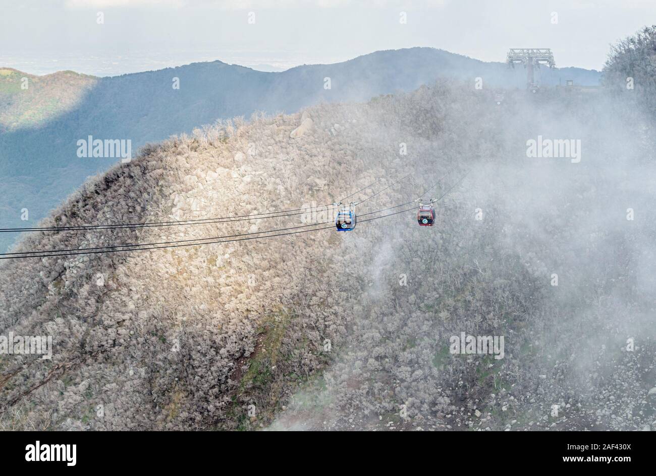 Yokosuka, Japan - 28. Oktober 2018: Zwei Hakone Seilbahn Bergbahnen, die auf der Hälfte der Strecke. Stockfoto