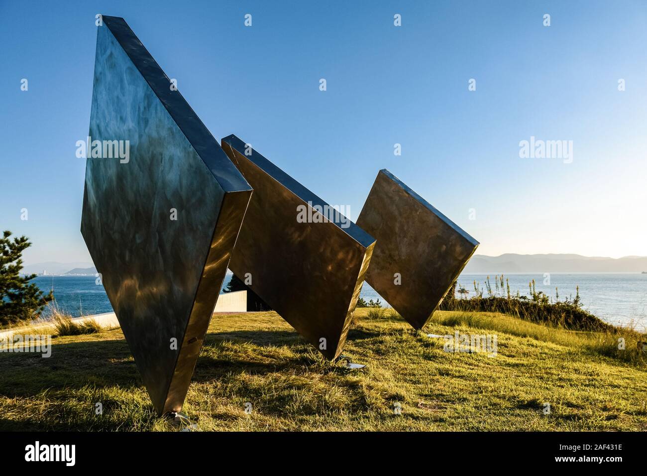"Drei Quadrate vertikal Diagonal' einer der Naoshima Kunstinstallationen, von George Rickey. Stockfoto