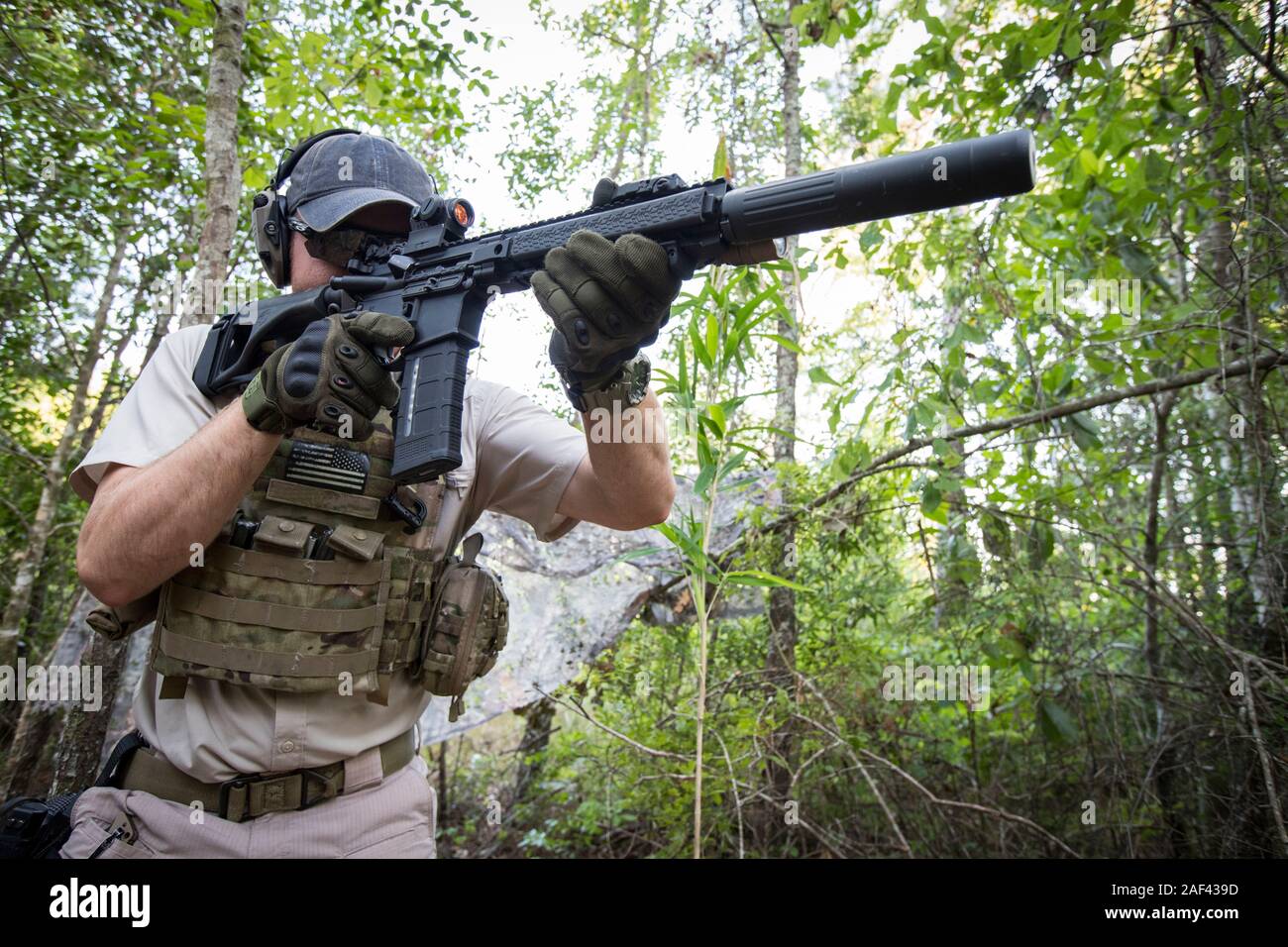 Ein shooter bewegt sich von Ziel zu Ziel schlagen Stahl Ziele an der südöstlichen Gun. Stockfoto