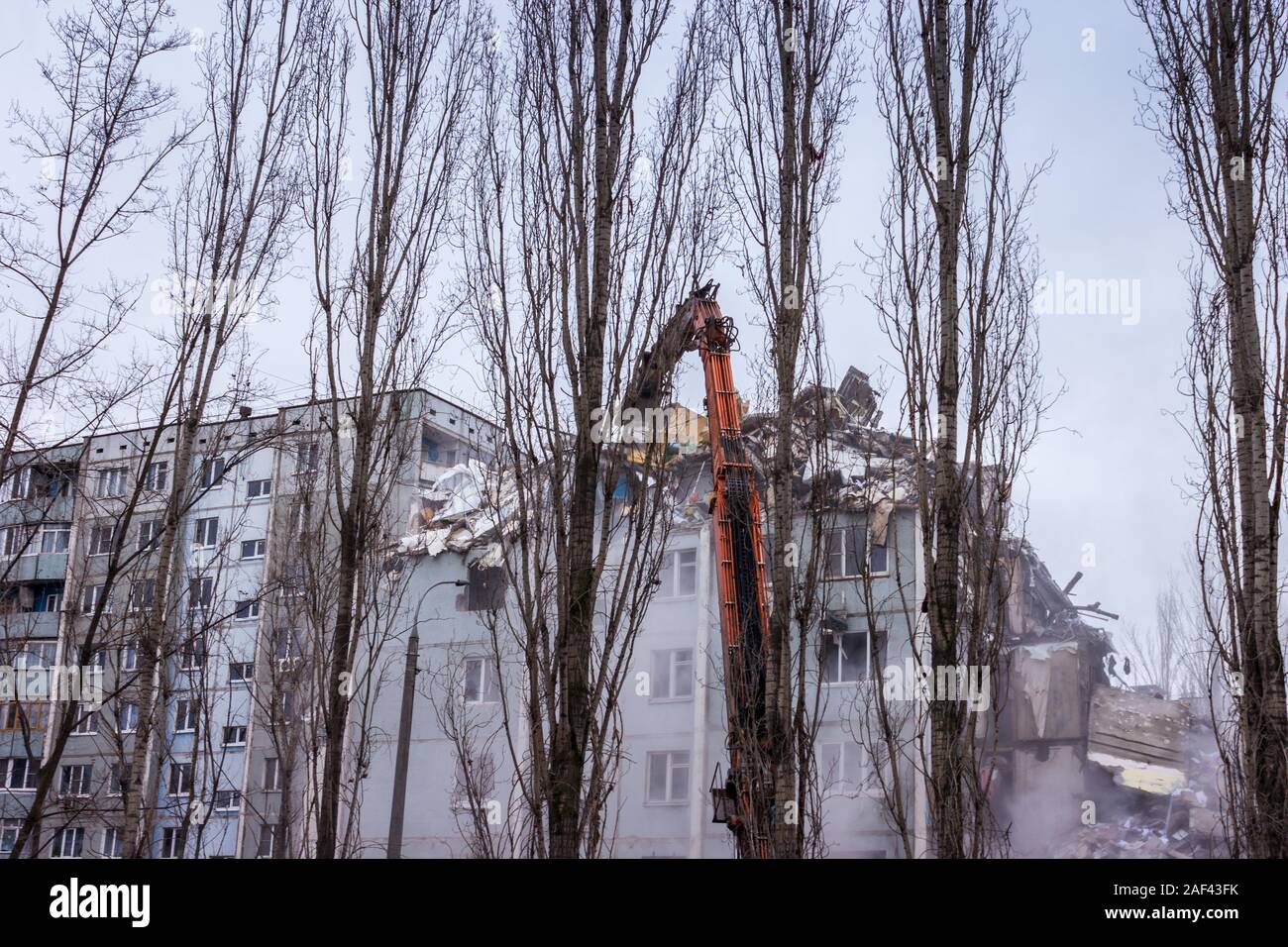 Abriss von Gebäuden in städtischen Umgebungen. Haus in Schutt und Asche. Stockfoto