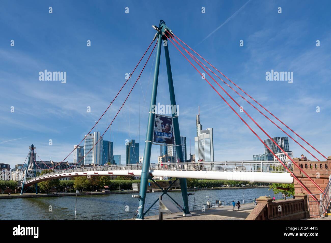 FRANKFURT, Deutschland - 15. SEPTEMBER: Die fußgängerbrücke Holbeinsteg in frankfut am 15. September 2019. Foto vom Schaumainkai genommen mit Blick auf. Stockfoto