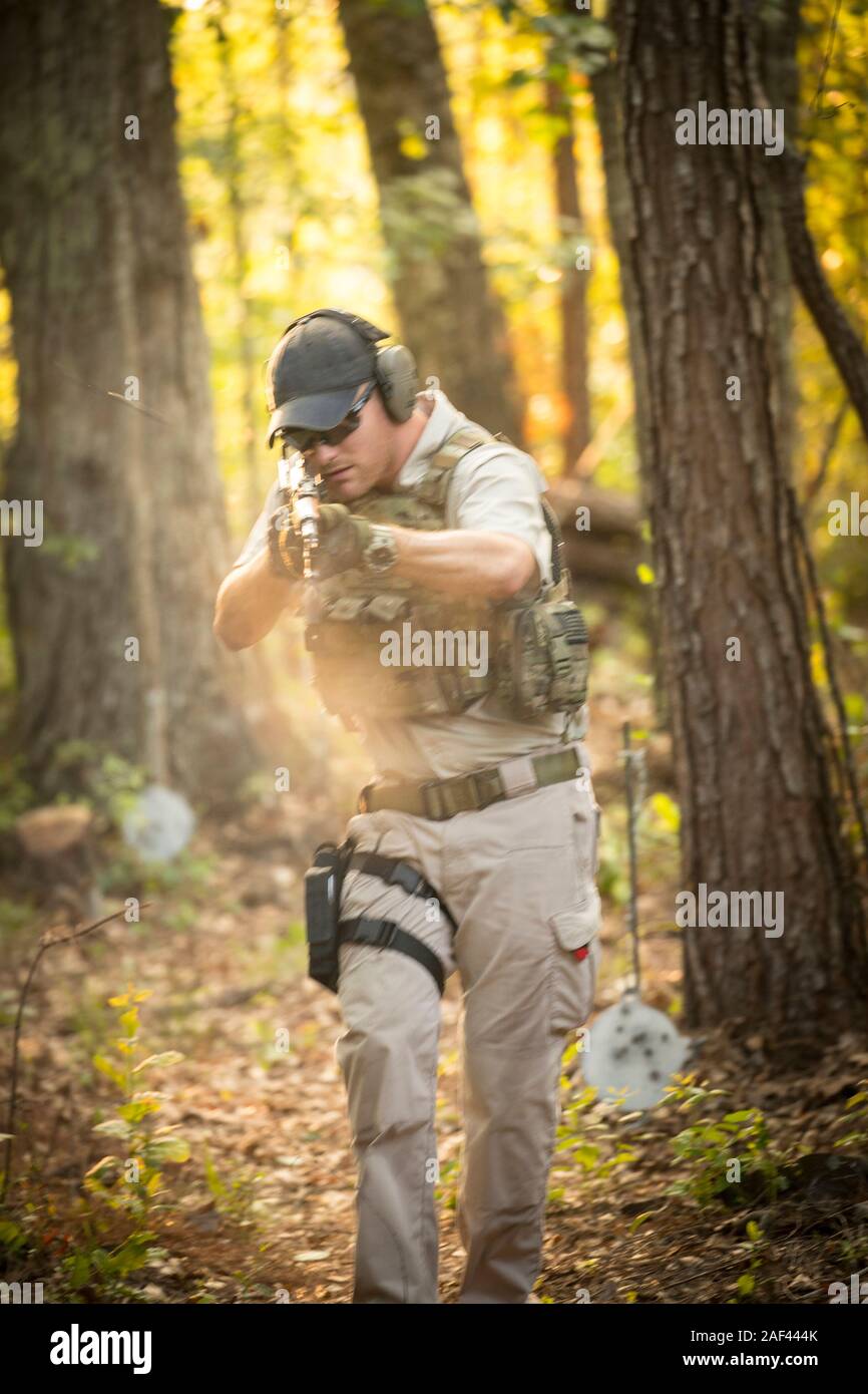 In der militärischen Ausrüstung ein shooting Züge auf ein Gewehr Spektrum im Südosten von Georgia, USA gekleidet. Stockfoto