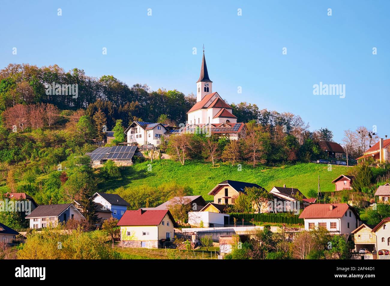Landschaft mit grünen Hügeln in der Nähe von zgornja Kungota in Slowenien Stockfoto