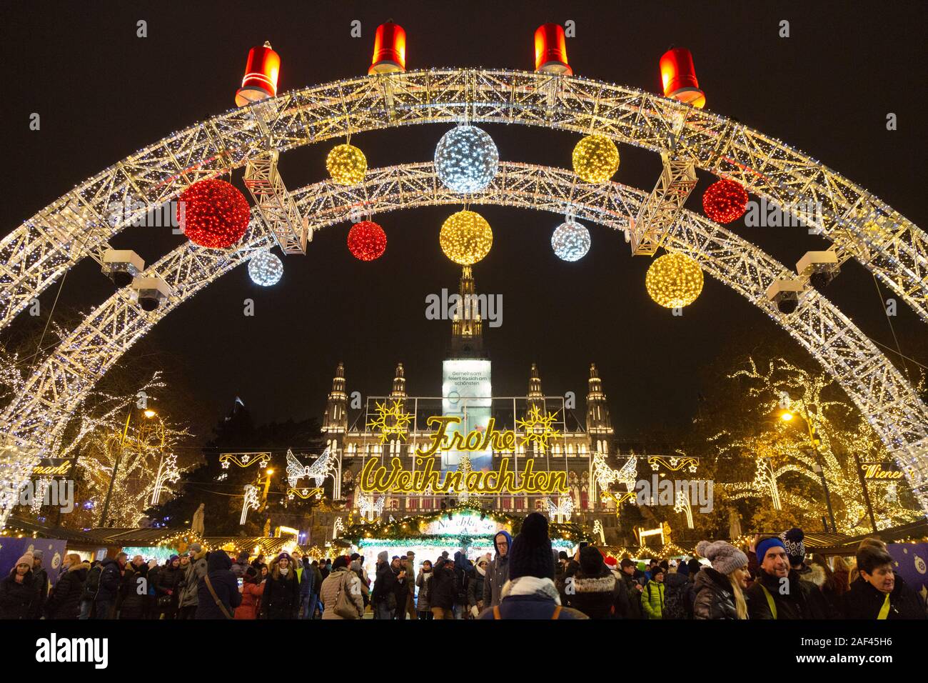 Wiener Weihnachtsmarkt - der Eingang zum Weihnachtsmarkt am Rathausplatz, oder Rathausplatz Christkindlmarkt, Rathaus Wien Österreich Europa Stockfoto