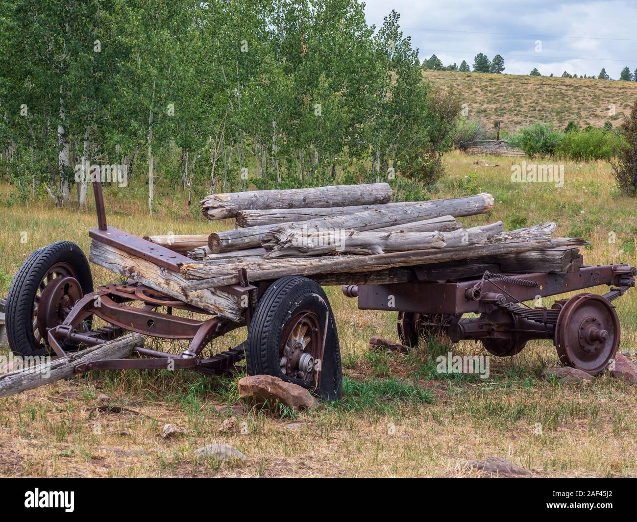 Wagen verladen mit Logs, Swett Ranch National Historic Site, Flaming Gorge National Recreation Area in der Nähe von Dutch John, Utah. Stockfoto