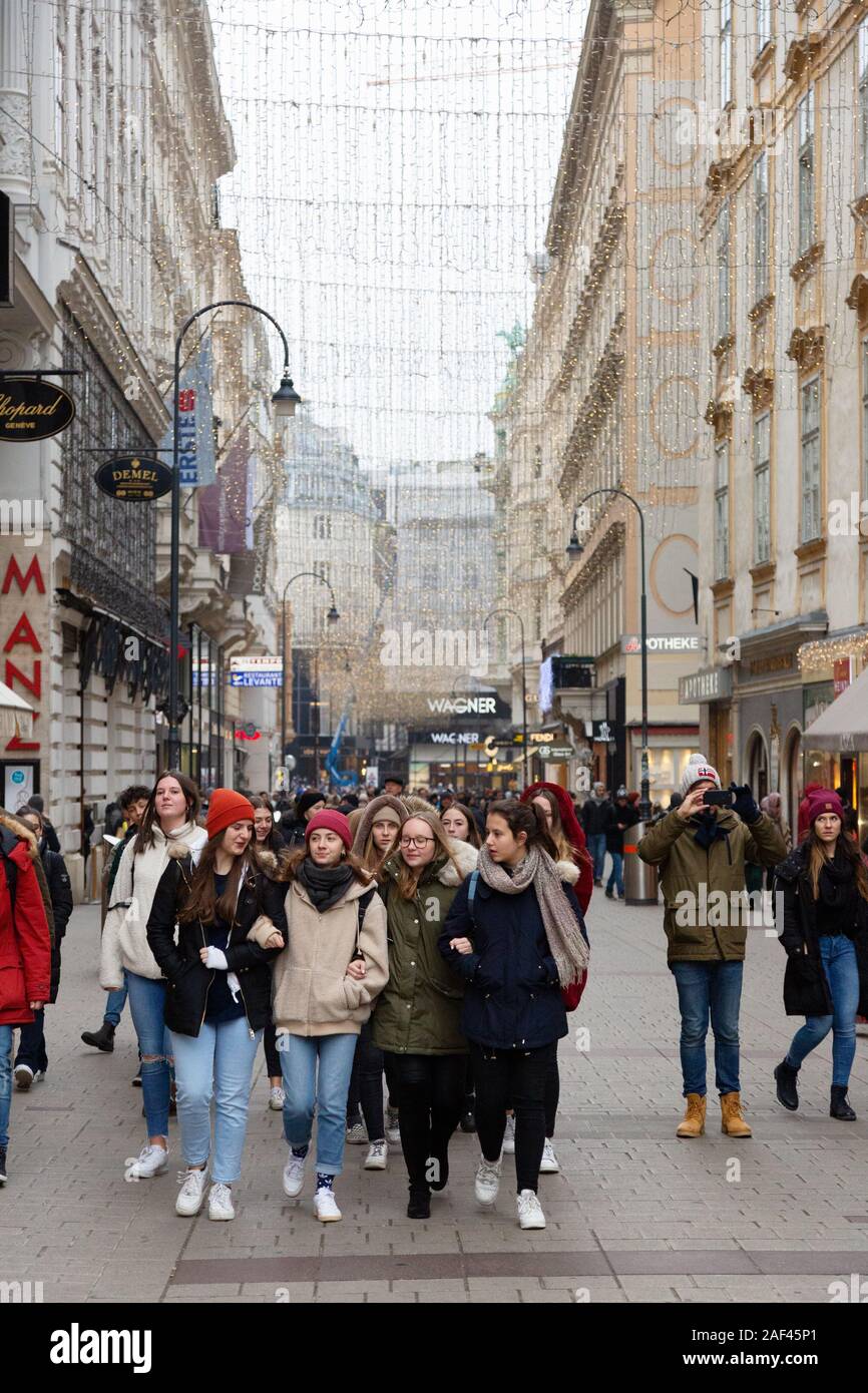 Wiener Teenager - EINE Gruppe von einheimischen Jugendlichen zu Fuß in der Straße, Wien Stadtzentrum, Wien Österreich Europa Stockfoto