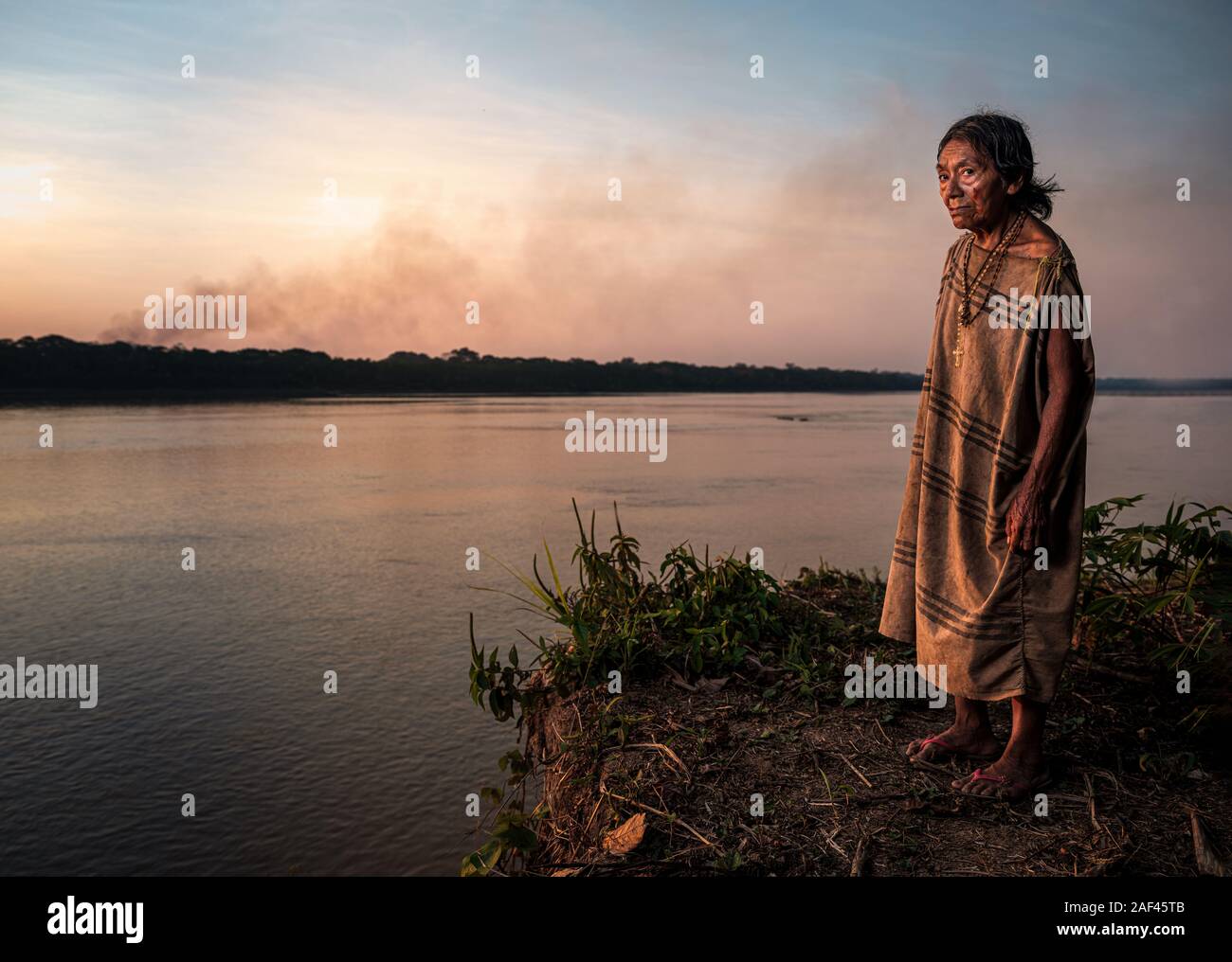 PUERTO MALDONADO, PERU - ca. September 2019: Porträt einer alten Frau des Stammes Machiguenga im Peruanischen Amazonas. Stockfoto