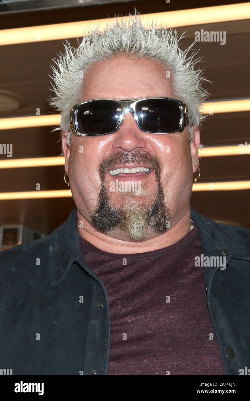 Long Beach, CA. 10 Dez, 2019. Guy Fieri zu einem öffentlichen Auftritt für Carnival Cruise Line tauft Neues Schiff Panorama, Long Beach, Long Beach, CA 10. Dezember 2019. Credit: Priscilla Grant/Everett Collection/Alamy leben Nachrichten Stockfoto