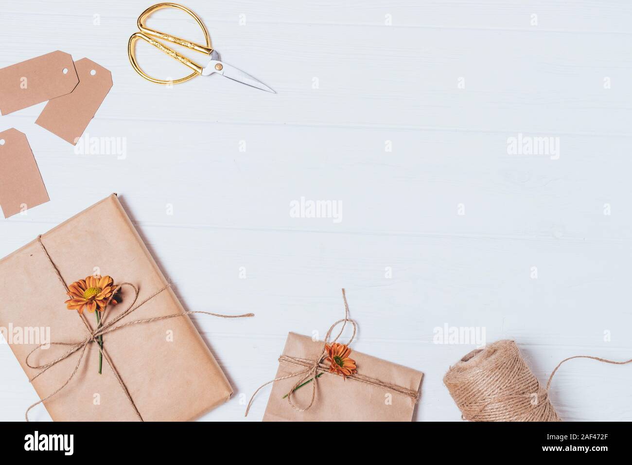 Handgefertigte Geschenk verpacken, Ansicht von oben. Braunes Papier Boxen  mit Jute Seil gebunden, mit frischen Blumen auf Weiß Tisch mit Kopie  eingerichtet Stockfotografie - Alamy