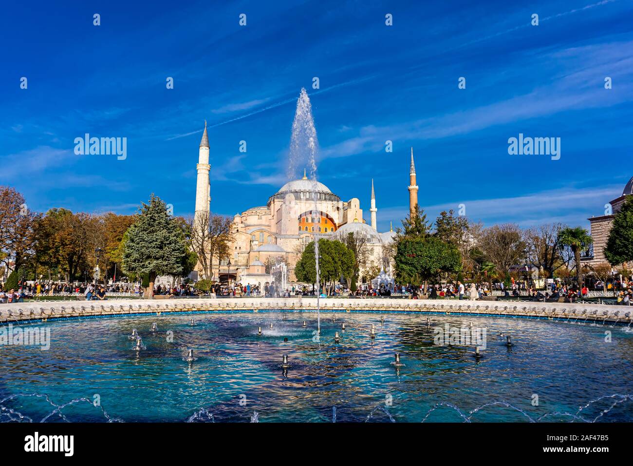 Nicht identifizierte Personen durch die Hagia Sophia in Istanbul, Türkei. Stockfoto