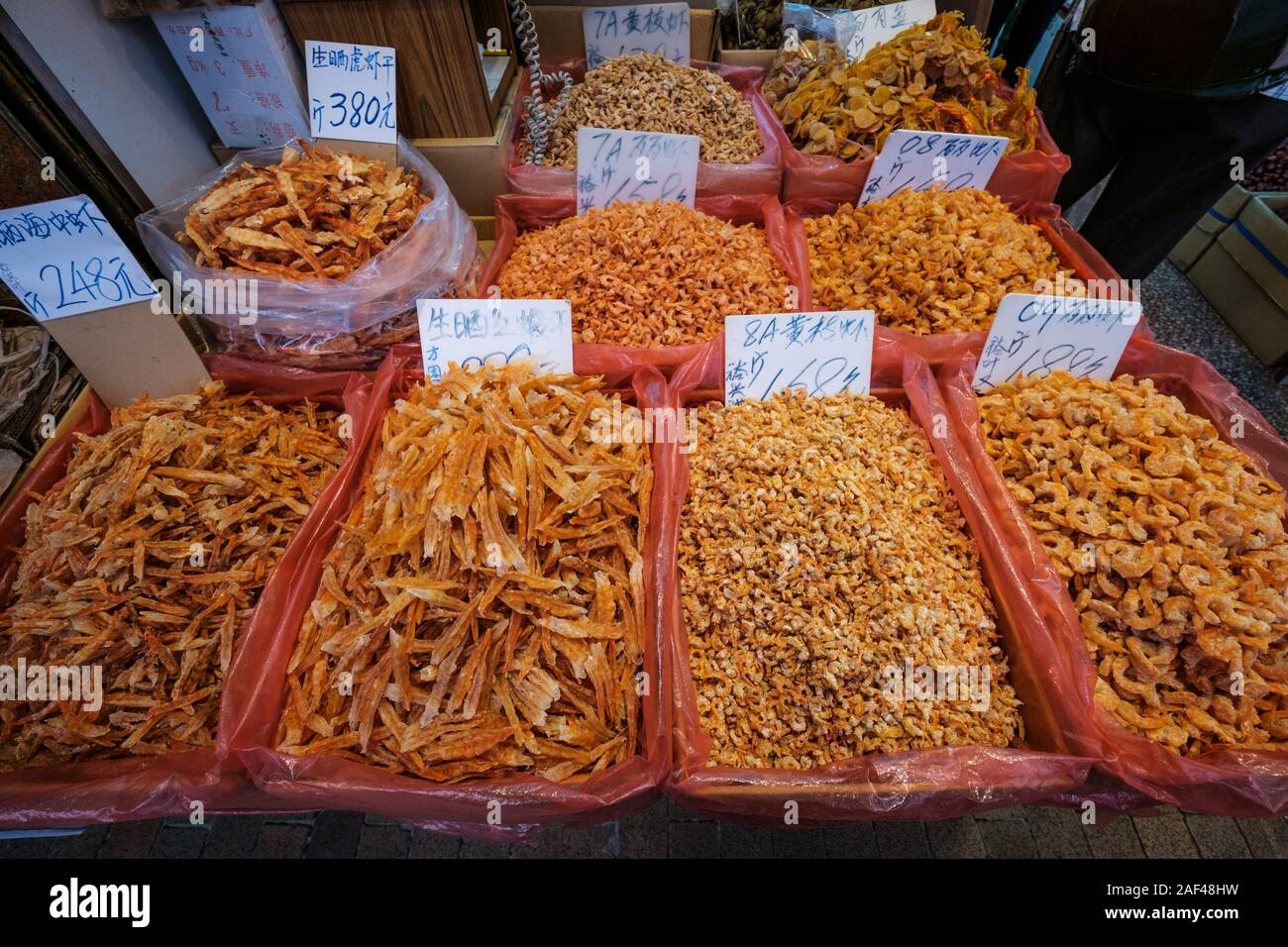 Getrocknete Garnelen, Krebse und Muscheln auf der Straße Markt in Hongkong, China Stockfoto