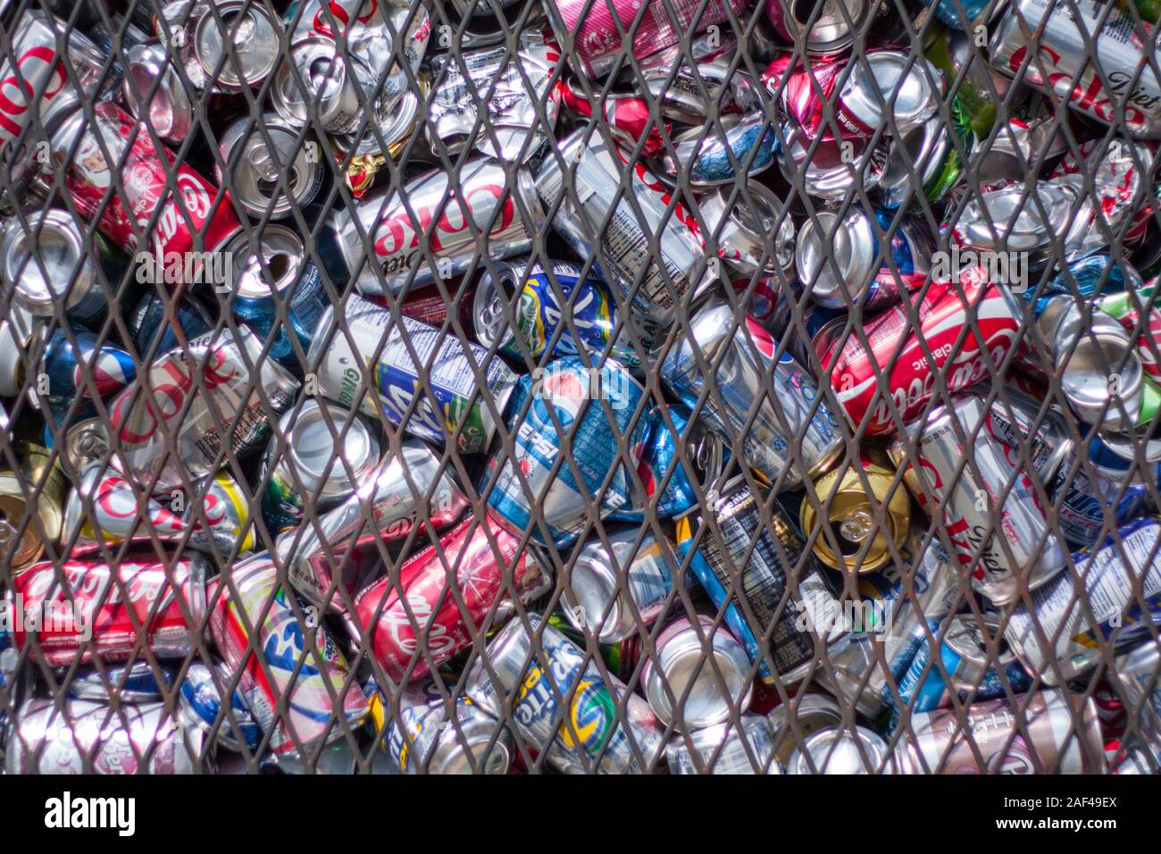 LAWRENCEVILLE, Georgia - 8. MÄRZ 2009: Eine große Auswahl an Aluminium- Getränkedosen für das Recycling gesammelt. Stockfoto