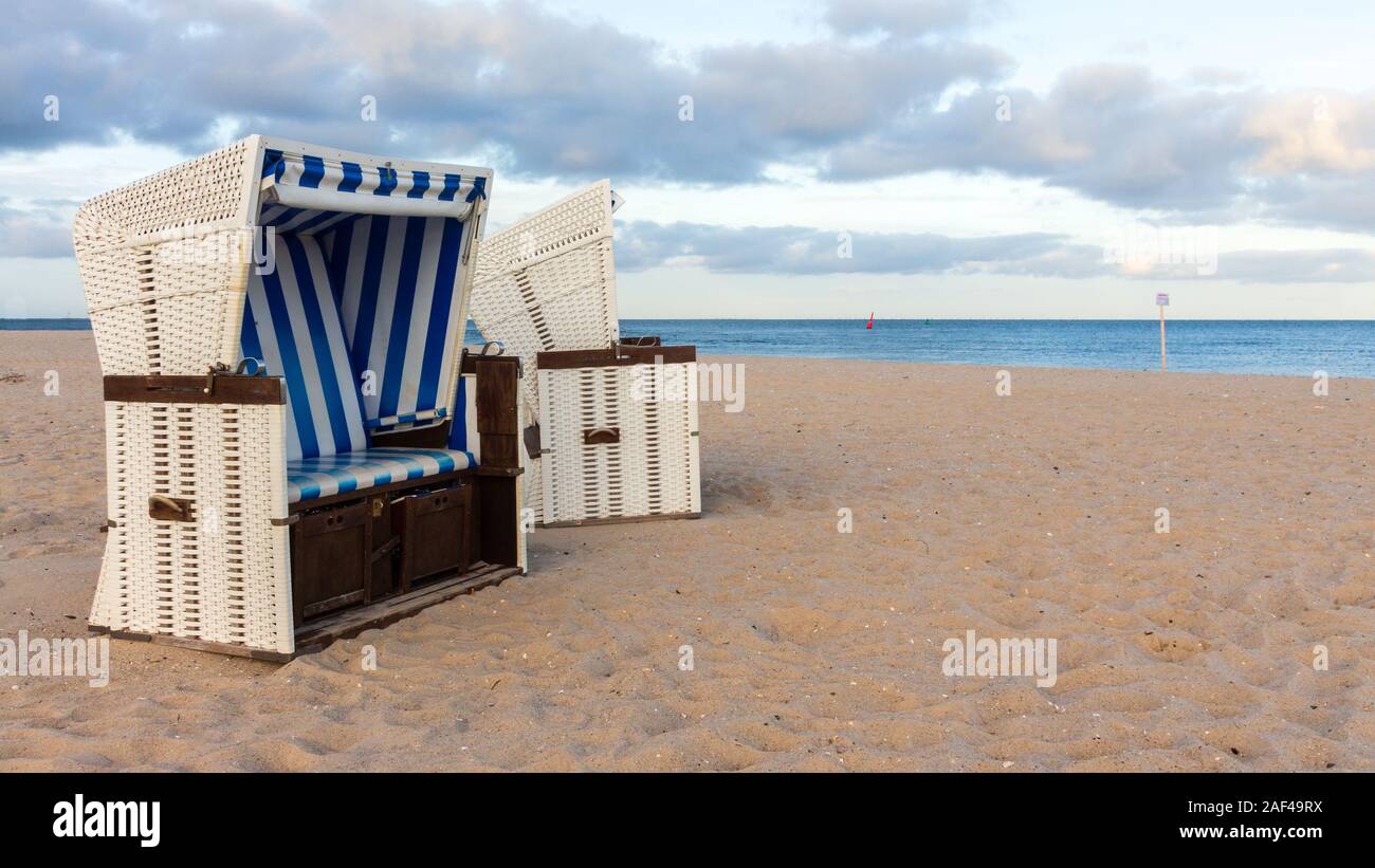 Strandkörben an einem einsamen Strand in Hörnum auf Sylt Stockfoto