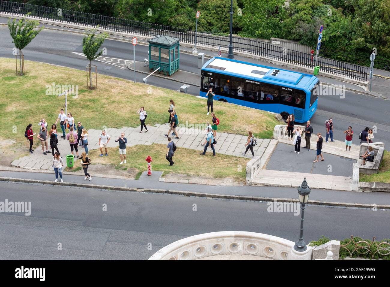 Budapest, Ungarn - Dezember 13, 2019: Bus und Fußgänger auf dem Weg zur Budaer Burg, Budapest, Ungarn Stockfoto